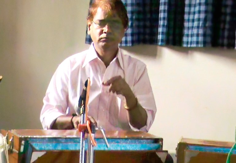 हार्मोनियम वादक श्री. दिलरुबा वसंत गोसावी