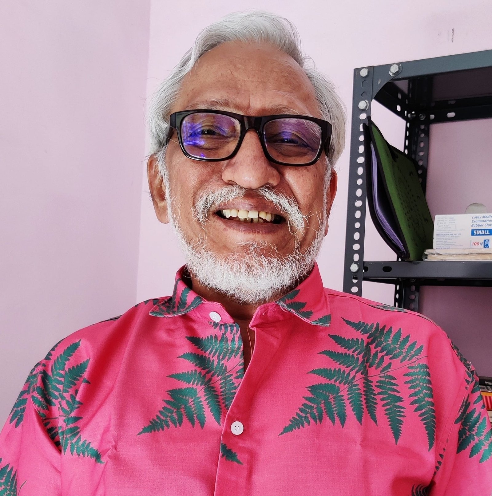 कवी आणि रंगकर्मी रवीन्द्र दामोदर लाखे