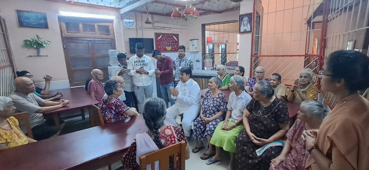 वृद्धाश्रमातील आजी -आजोबांनी दिलेल्या वाढदिवसाच्या शुभेच्छांनी भारावले आमदार विश्वनाथ भोईर